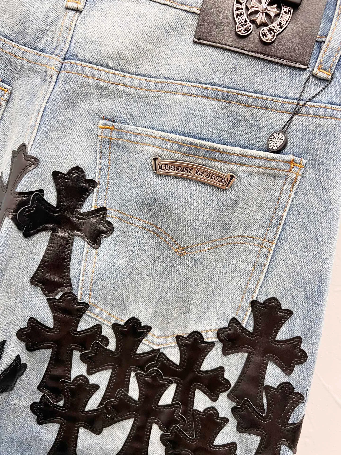P250 Style number: [M934] Chrome hearts & Chrome hearts 25ss black leather cross patch leather jeans Chrome hearts’ logging pants are here! ! ! CH Croix Heart Double Knee Cross Patch Leather Bo1 Style Logging Pants Straight-leg Work Pants B136 Croix Heart Cross Sanskrit Overalls Price 24W Level, patchwork cross pattern embellishment, high-waisted washed jeans! ! Absolutely high-end luxury products, 1.9W level god-level single products, super popular products, made by top heavy industry, not to be missed. About Zangyin, this is an extremely luxurious fashion brand, which can also be called the nobles of the high street. It has always been an exclusive brand of some hipsters or rich second generation. Compared with ordinary high streets, it is more luxurious and noble. Compared with luxury brands, it has a more fashionable personality and has always been a brand that I have a special liking for. Imported yarn is custom-woven into a high-density twill canvas, which ensures a crisp silhouette while also making the fabric feel very delicate. It follows the B01 classic silhouette, with a crisp and stylish upper body. The ready-made garments are stone-ground and fermented and can be matched with any style. Buttons and zinc brushing are washed with genuine YKK retro metal products. Double-layered canvas on the front. Perfect details. All hardware is perfect. Size: 30-32-34-36 Color: blue pants and black leather